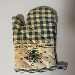 Vintage Blue and Cream Checkered Oven Mitt